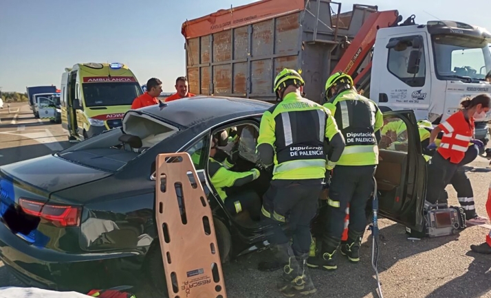 Un fallecido y una herida al colisionar un camión y un turismo en Palencia