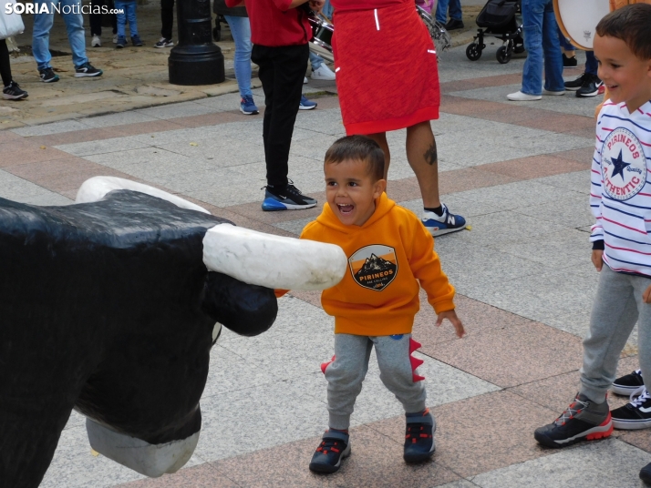 Fotos: Los más pequeños celebran las fiestas del Casco Viejo con un pasacalles y cabezudos