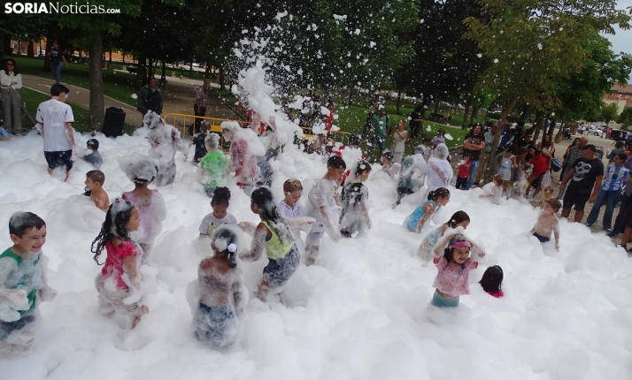 Espumosa despedida de fiestas en el barrio de Santa Bárbara