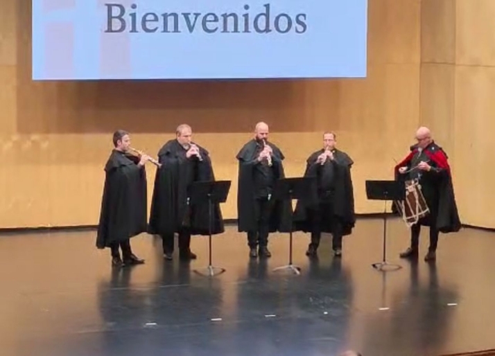 Así suena el Himno de España interpretado por dulzainas en presencia del Rey