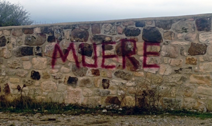 APORSO condena las pintadas con amenazas de muerte contra el empresario de la granja de Cidones