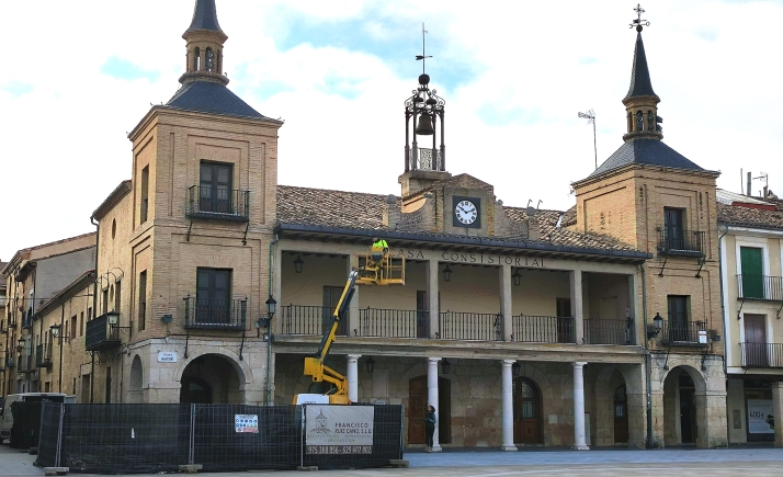 El Burgo inicia los trabajos para rehabilitar la fachada de su ayuntamiento