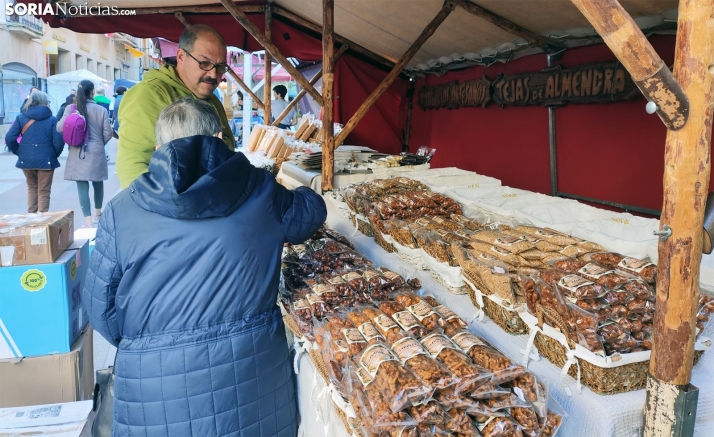 Más de 100 puestos completan el mercado medieval con espectáculos y exhibiciones de soplado de vidrio, escultura de madera y marroquinería