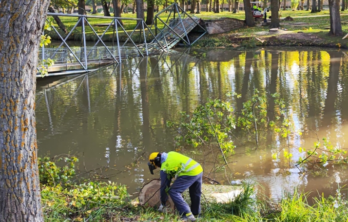 Comienzan las labores de retirada de la pasarela hundida por el temporal Kirk