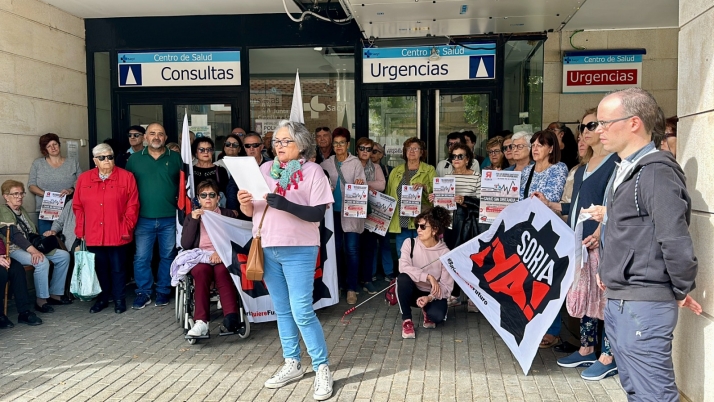 50 vecinos de Arcos se concentran frente al centro de salud para pedir una sanidad integral en el medio rural