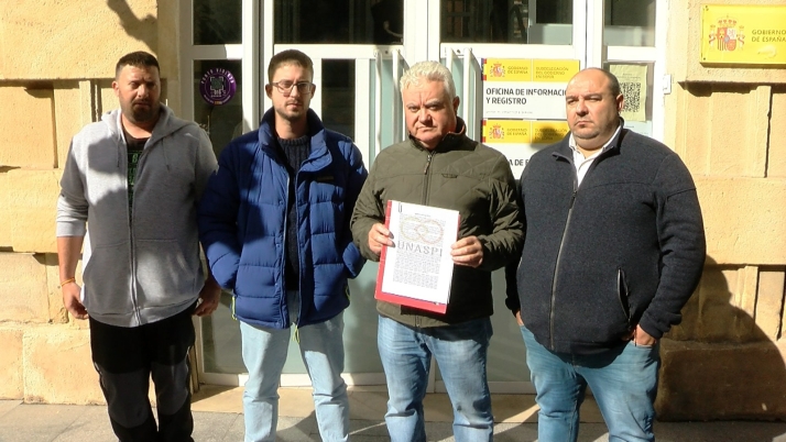 Los agricultores se vuelven a reunir frente a la Subdelegación para solicitar que en el Ministerio nos reciban personalmente y pedir la mejora en el campo