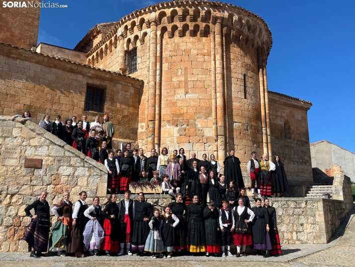 Caltojar vuelve a bailar de espaldas en honor a la Virgen del Pilar