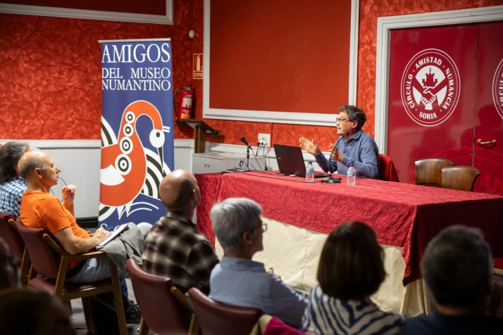 El arqueólogo Carlos Tabernero Galán cierra el ciclo de conferencias del programa Cultura Castreña