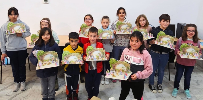 Los pequeños burgenses se suman a la tradición del belén en la localidad
