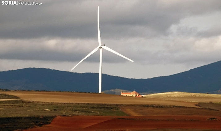 Mañueco reafirma la apuesta de la Junta por las energías renovables para generar oportunidades y bienestar en Castilla y León