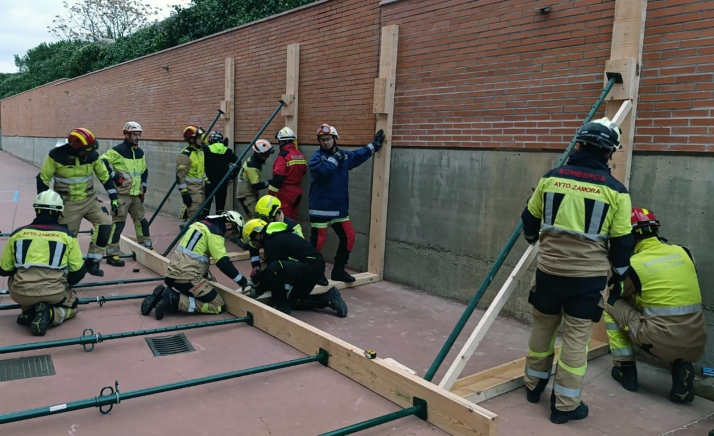 Castilla y León imparte un curso de formación transfronteriza a bomberos para actuar ante movimientos del terreno en estructuras colapsadas