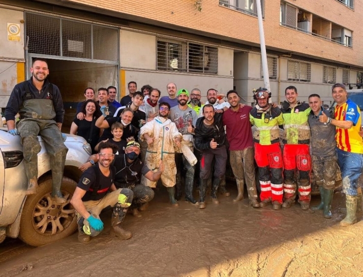 15 sorianos viajan hasta Valencia para ayudar y sacan 30 coches de un garaje: Es un caos, parece una película de guerra