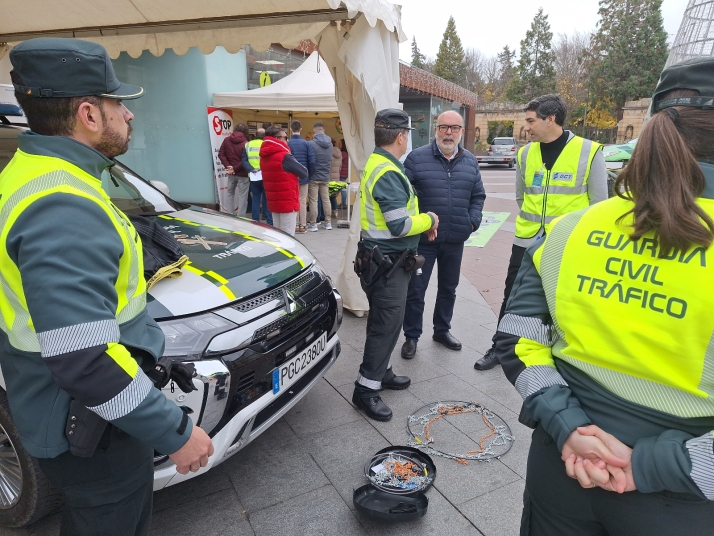 El subdelegado del Gobierno asiste al taller sobre el uso y montaje de cadenas en los vehículos 