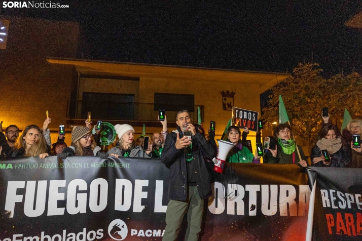 Fotos: Casi un centenar de personas se manifiesta en Medinaceli en busca de la abolición definitiva del Toro Jubilo