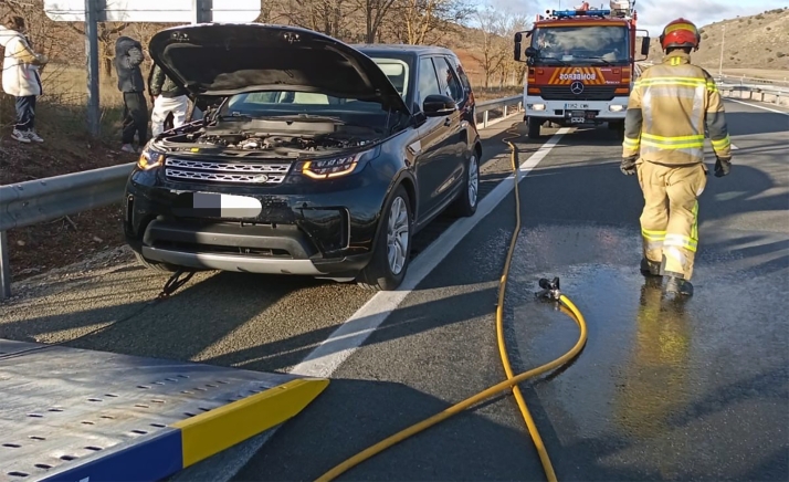 Bomberos del parque de Almazán intervienen en el incendio de un turismo entre Guadalajara y Soria