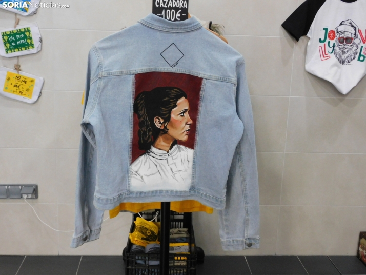 El arte de la artesanía invade la parte superior del Mercado Municipal durante el puente de la Constitución, en fotos