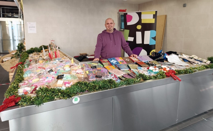 Asovica comienza venta de sus productos artesanales Delirios Fadess Shop en el Mercado Municipal