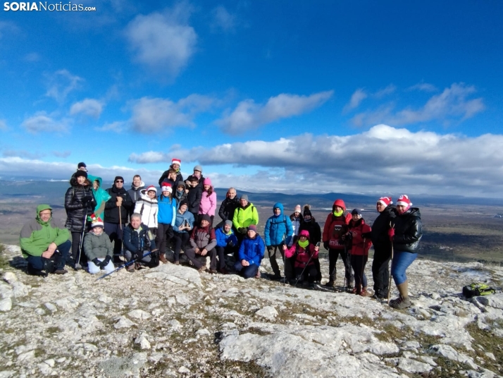 Desafían al viento y la nieve para colocar el belén en el Pico Frentes