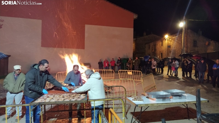 La lluvia no puede con la Luminaria, ni con la parrillada, de Golmayo por Santa Bárbara
