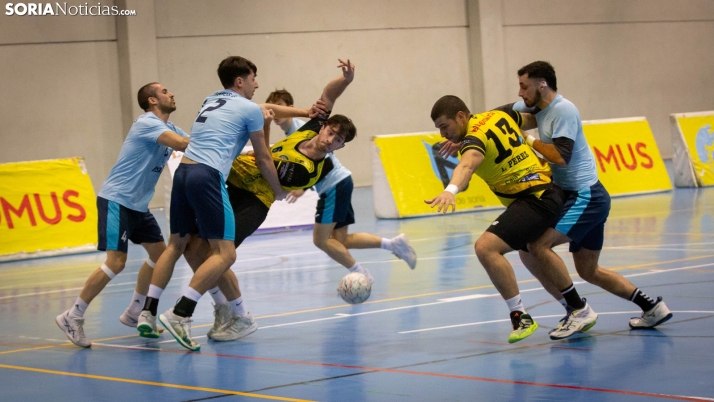 Fotos: El BM Soria se gusta ante su público y sigue líder tras derrotar al Astillero