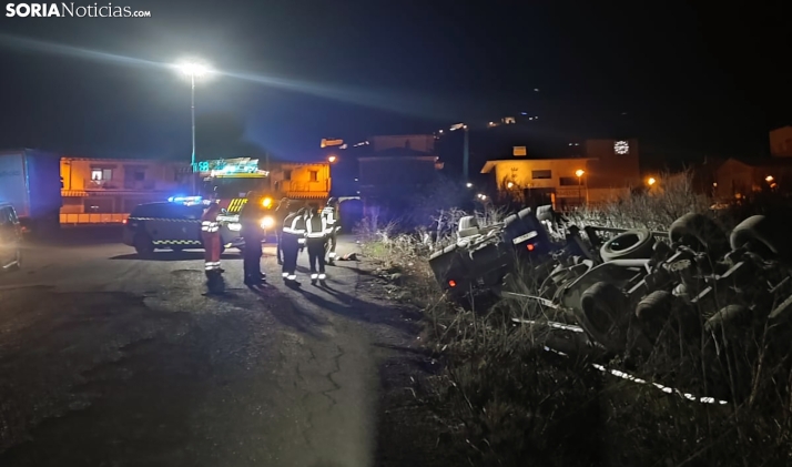 Vuelca un camión con cemento en Medinaceli (Estación)