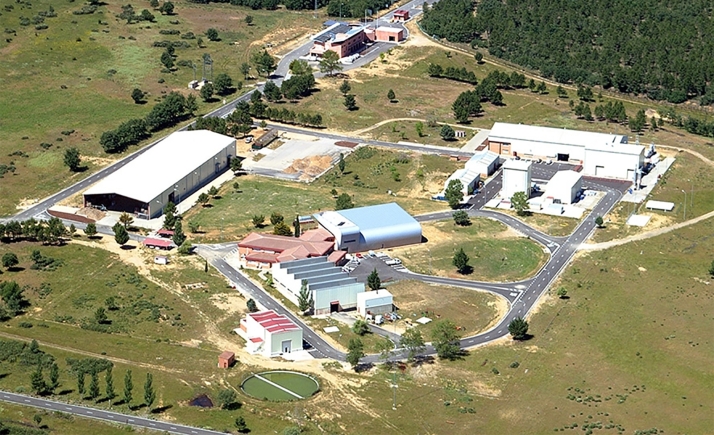 El CEDER-CIEMAT formaliza el contrato para la puesta en marcha de plantas piloto de destilación y pirólisis de biomasa asistidas por microondas