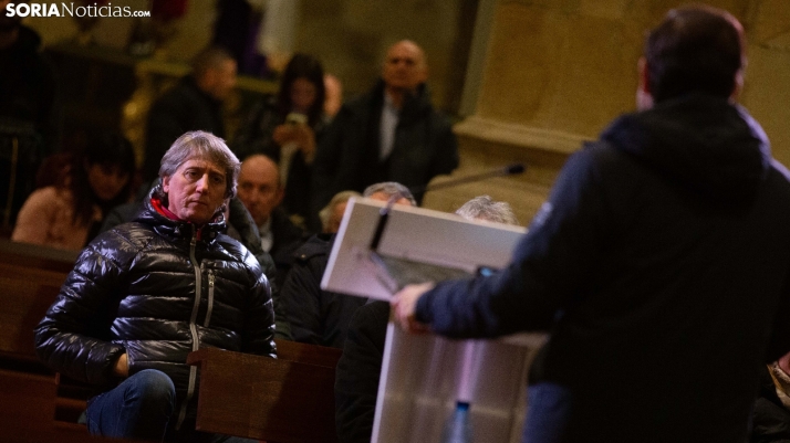Carlos Martínez escucha, desde un banco de la Concatedral de San Pedro, el discurso de Alfonso Fernández Mañueco: Foto; María Ferrer