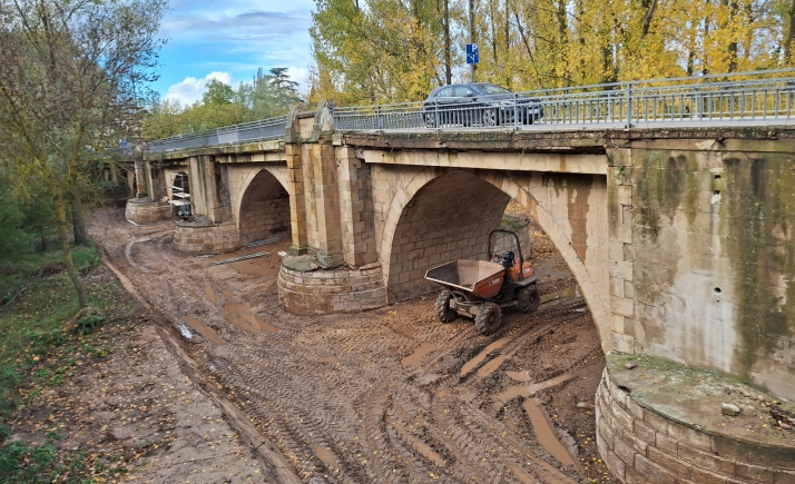 Medidas especiales de tránsito para vehículos agrícolas por las obras en el puente medieval de Almazán