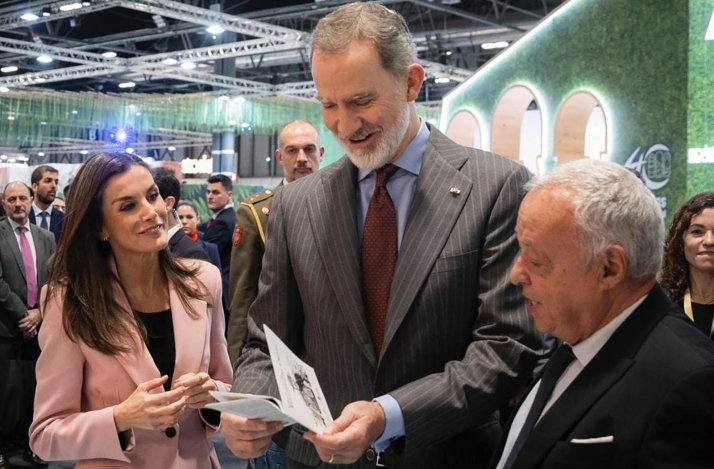 Los Reyes visitan el stand de la Junta en FITUR para conocer la oferta turística de Castilla y León como escenario de película