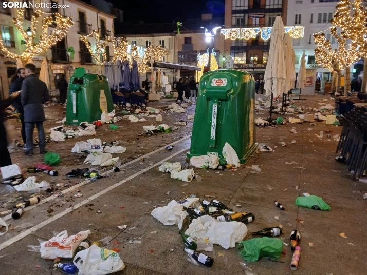 Así terminó la plaza de Herradores después de la Champanada de Nochevieja