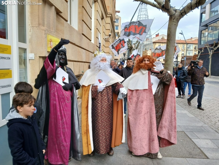 Los Reyes Magos de Soria Ya, blackface incluida, le llevan carbón a Óscar Puente