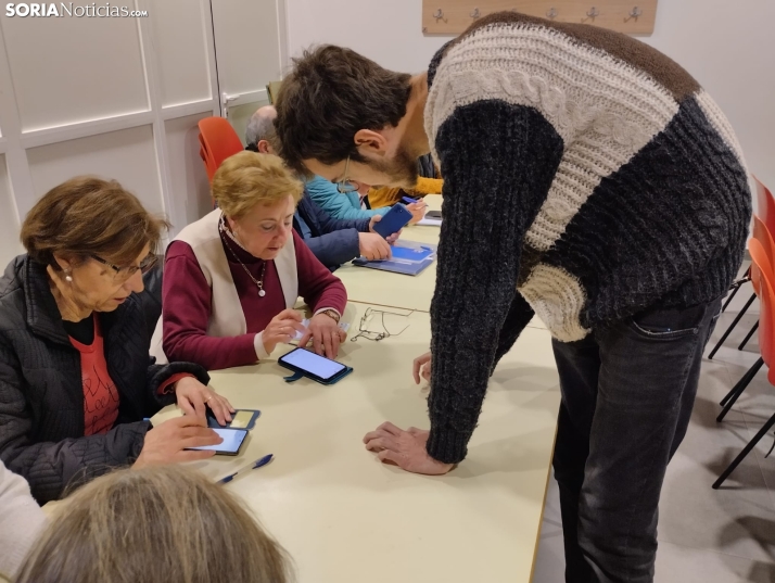 Dos nómadas digitales para aprender a usar Whatsapp, Bizum o la aplicación de Sacyl