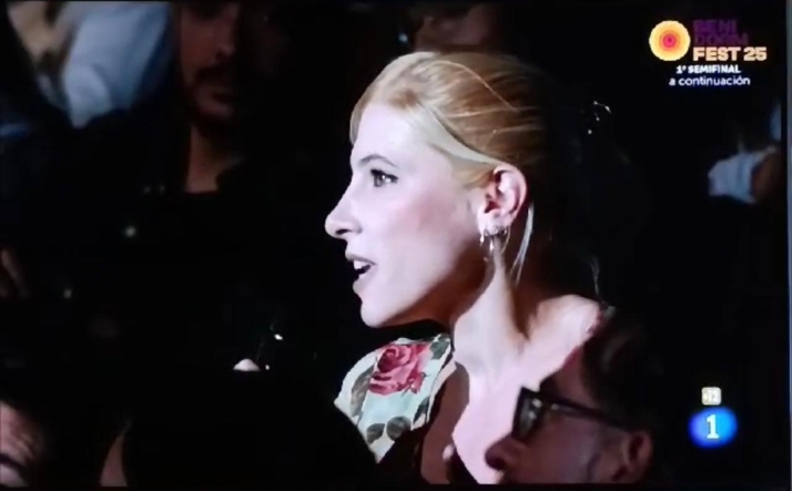 Una soriana se cuela en ‘La Revuelta’ para hablar con Broncano sobre su Asociación en Haití