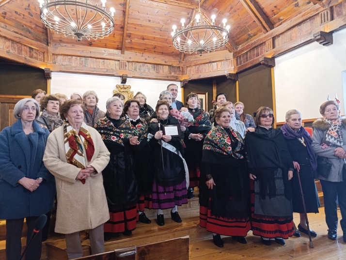 Las mujeres de El Burgo de Osma toman las calles con sus trajes típicos para celebrar Santa Águeda