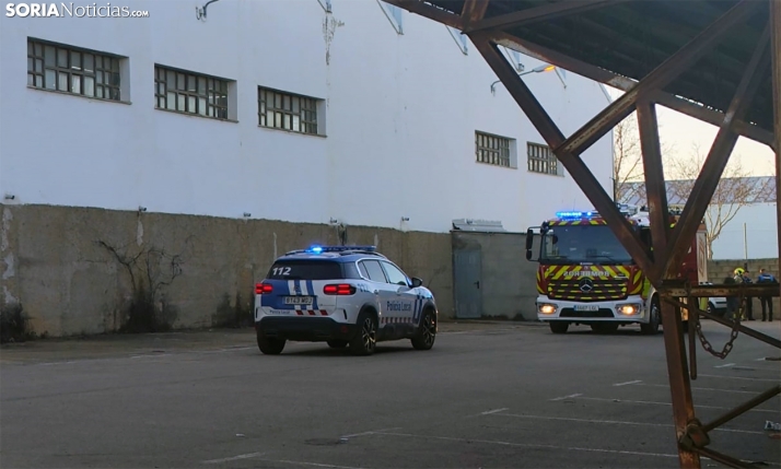 Presencia de Bomberos en la trasera de un almacén de productos asiáticos