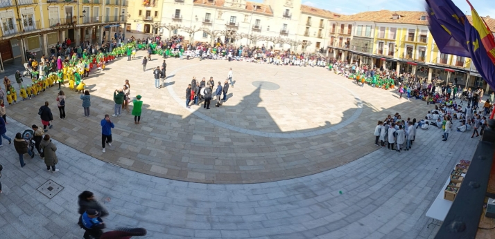 Los escolares burgenses celebran su carnaval con la entrega de la sardina