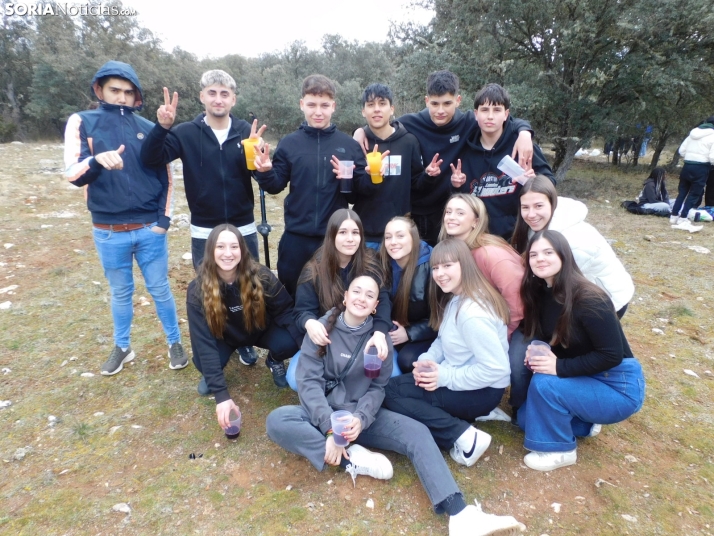 Fotos: Los Royales vuelve a congregar a decenas de jóvenes para celebrar Jueves Lardero