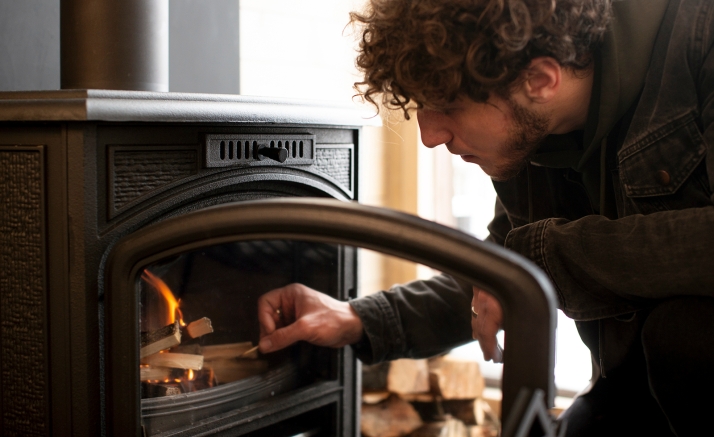 La UE pone en jaque a la calefacción de leña: ¿Nueva prohibición a la vista?