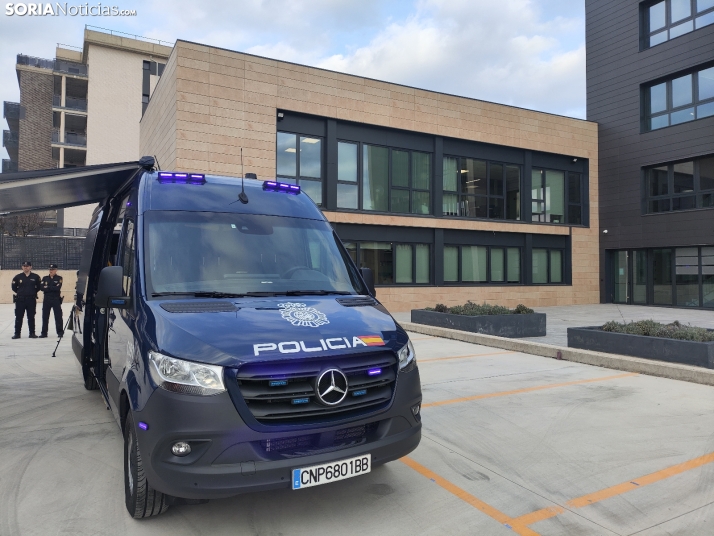 Un furgón de la Policía Nacional para llevar el DNI y Pasaporte al medio rural