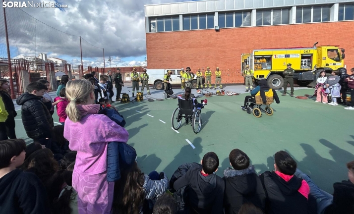 Una imagen de la jornada hoy en el CEIP Doce Linajes. /PL