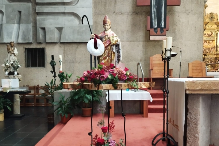 Alrededor de 400 personas celebran la festividad de San Blas en la parroquia de El Salvador