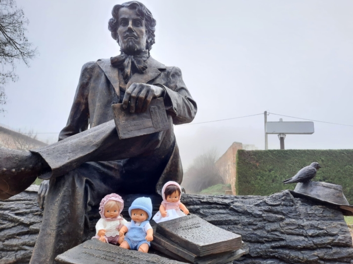 Yolanda Lacalle, la coleccionista de barriguitas que muestra Soria a miles de personas cada fin de semana