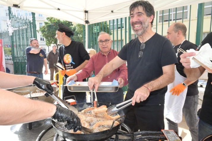Colas de hasta una hora para participar en la torreznada solidaria de Valencia