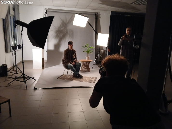 Los focos de la Escuela de Arte de Soria se encienden para una sesión de fotografía que prepara a los estudiantes para la vida laboral