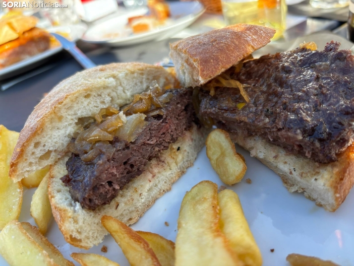 Explosión de sabor en cada mordisco: las hamburguesas de buey serrano del Saminhaan que triunfan