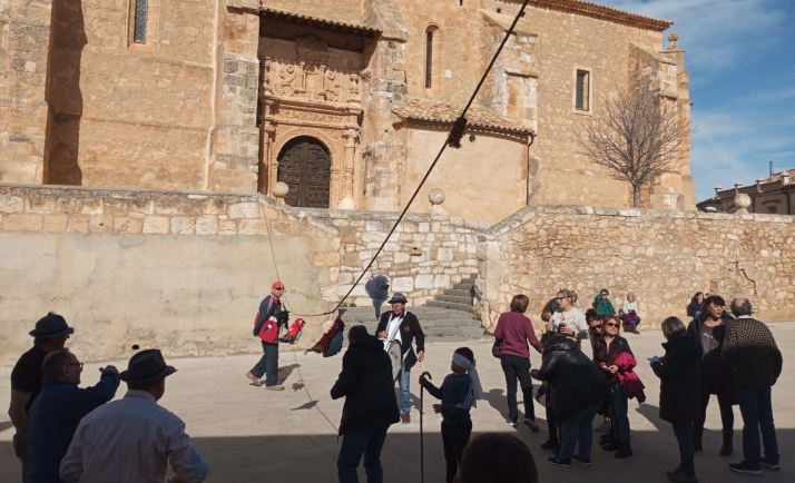 Este pueblo de Soria de 70 habitantes cambia los gallos por piñatas para adaptar su fiesta a la actualidad