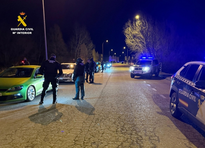 Un detenido, armas blancas y drogas: la Guardia Civil impide una kedada de 150 vehículos en Soria