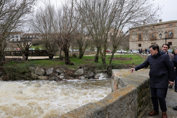 Mañueco traslada a los abulenses el apoyo de la Junta ante las inundaciones