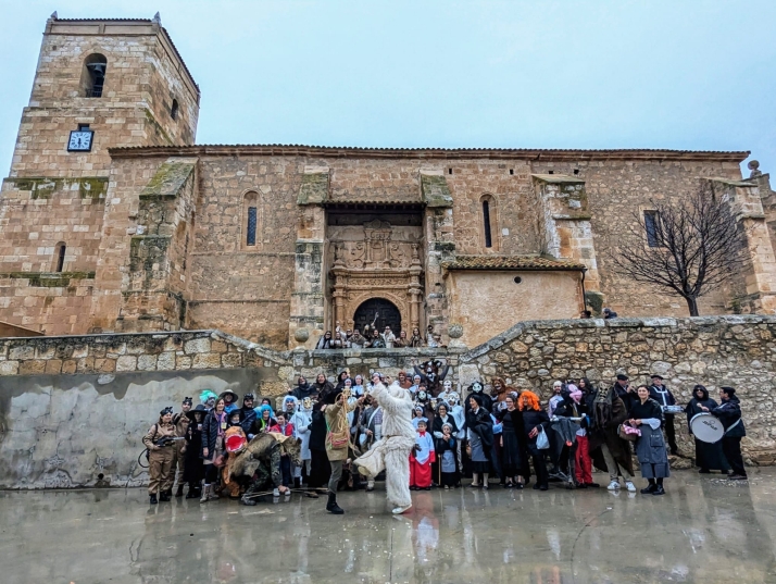 Pequeño, pero igualmente divertido. El Carnaval de este pueblo de Soria planta cara al temporal