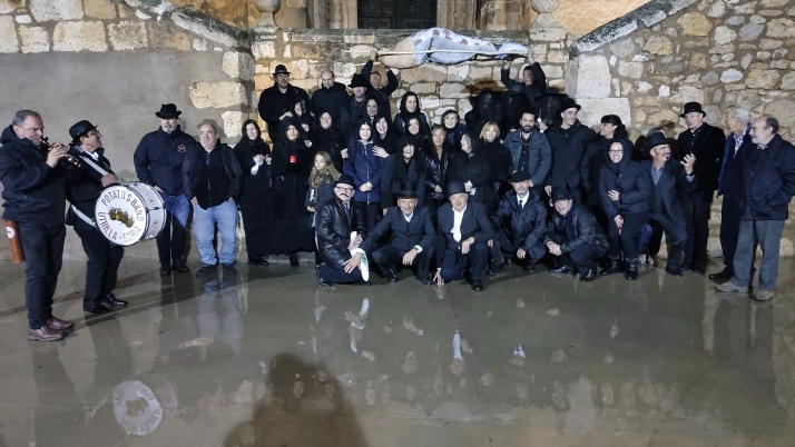 El entierro de la sardina desafía a la lluvia y pone fin al carnaval de Utrilla